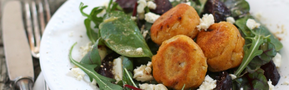 Falafel und gebackene Rote Bete auf Florette-Salat