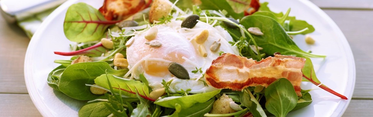 Spinat-Mangold-Rucola-Salat mit pochiertem Ei, Speck und Vitalkernen ...