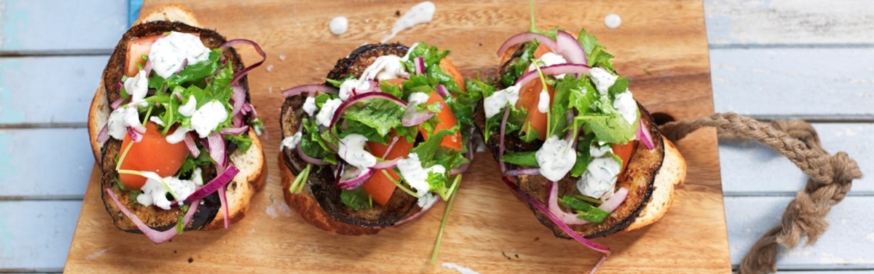Superfood-Bruschetta mit jungem Grünkohl, Aubergine und Tahin