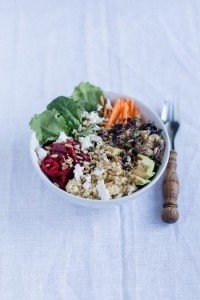 Superfood Salad Bowl mit Hirse, Roter Bete, Baby Kale, Baby Spinat, Karotten, Auberginencreme, Avocado, Sprossen, Feta und gerösteten Sonnenblumenkernen