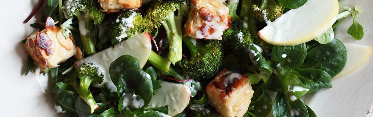 Wintersalat mit Mandeltofu, Broccoli und Florette émotions Fein & Pikant