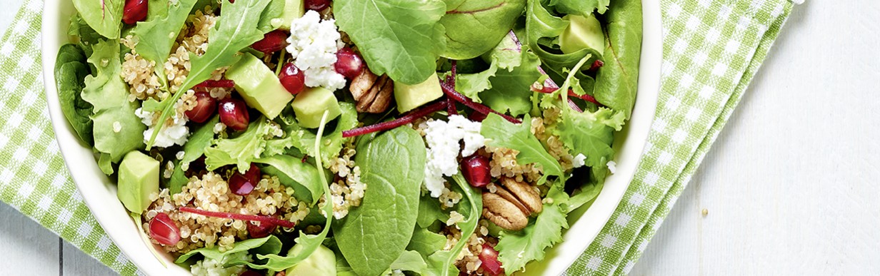 Superfood-Salat mit Avocado und Quinoa