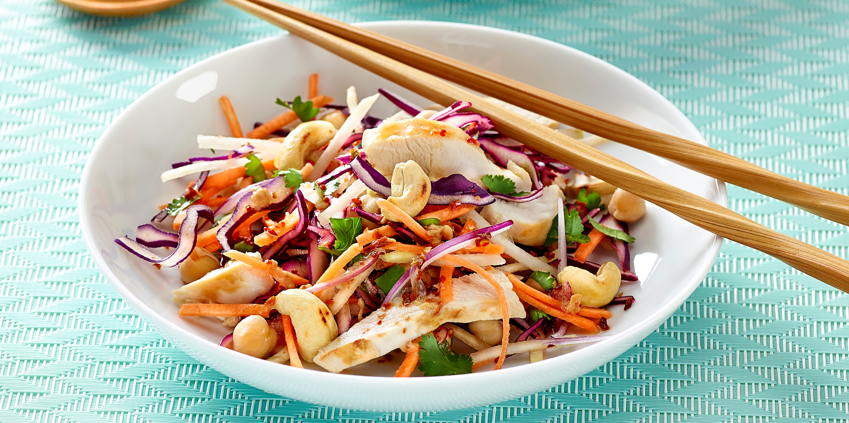 Thai-Salat mit Hähnchen und Cashewkernen