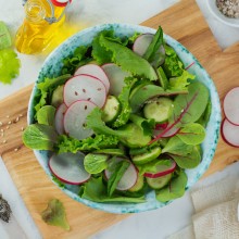 Rezeptvorschlag Florette Bunt & Delikat mit Gurkenscheiben und Himbeerdressing.