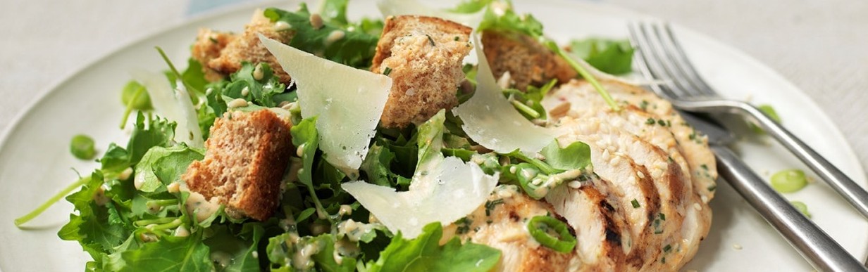 Caesar Salat mit Grünkohl und gegrilltem Hähnchen