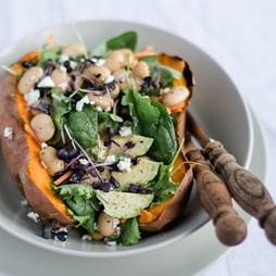 Foto - Superfood Salat in der gebackenen Süßkartoffel mit jungem Grünkohl - 