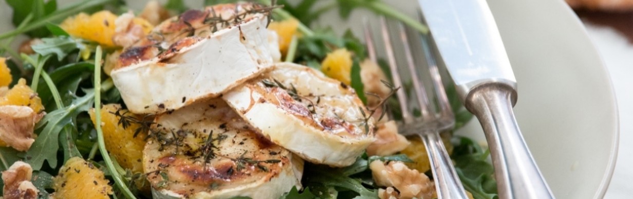 Rucola mit Orangenfilets, Walnüssen und karamellisierten Ziegenkäsetalern