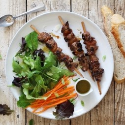 Foto - Barbeque-Salat mit Schwarzbier marinierten Lammfleischspießen - 