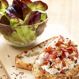 Foto - Zum Salat: Toast mit Frischkäse und Röstzwiebeln - 