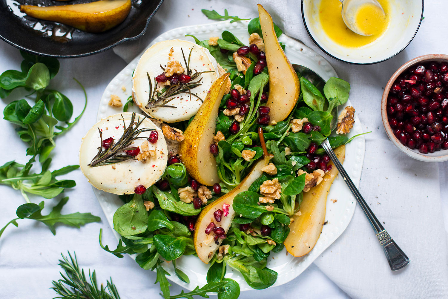 Feldsalat-Rucola-Duo mit Ziegenkäse-Crostini und karamellisierten Birnen