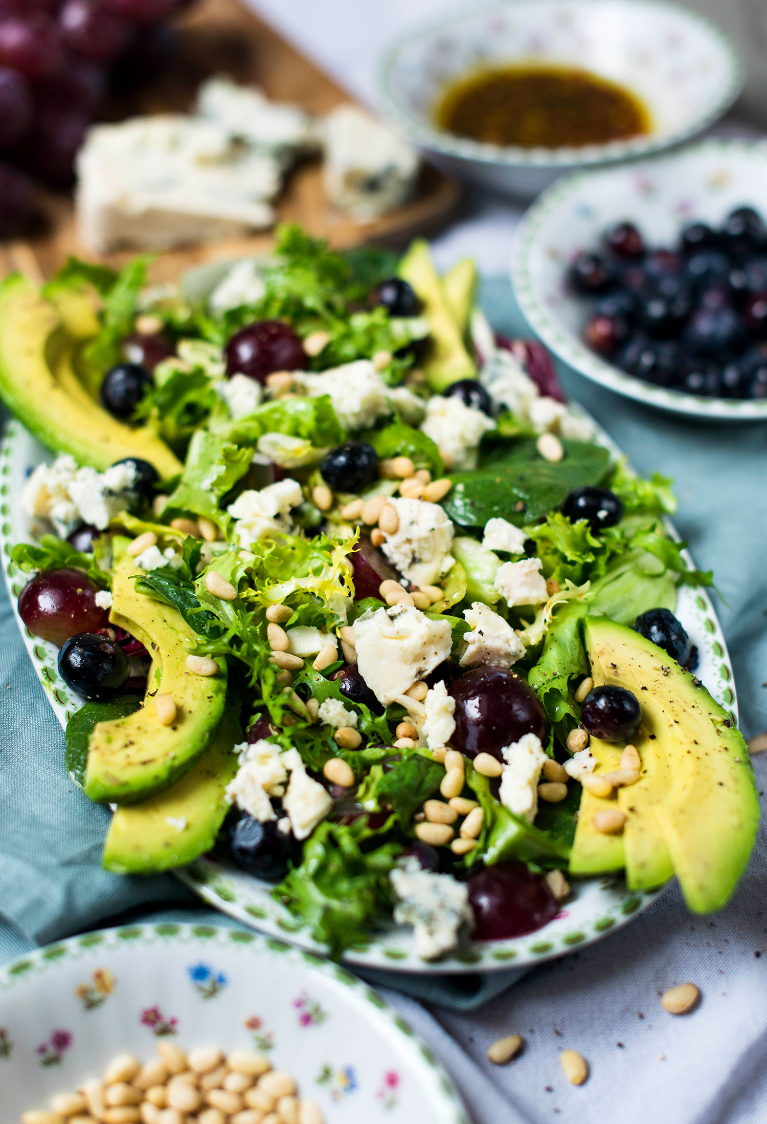 Foto - Gemischter Salat mit Avocado, Beeren und Blauschimmelkäse - 