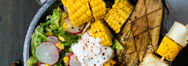 Mango-Halloumi-Spieße mit Sommersalat, angerichtet in einer Bowl