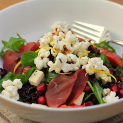 Foto - Salat mit Rot- und Blumenkohlkohl, Granatapfel, Blutorange und Lachschinken - 