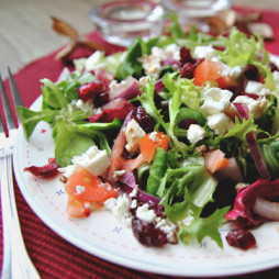 Foto - Gourmet Salat mit Fetakäse, Tomaten, rote Zwiebeln und Preiselbeeren - 