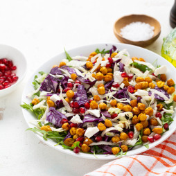 Foto - Pikanter Rotkohl Rucola Salat mit gerösteten Kichererbsen - 