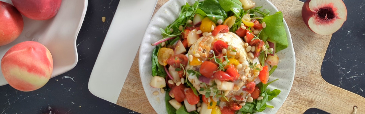 Gebackener Ziegen-Camembert mit Tomaten und Nektarinen auf buntem Salat ...