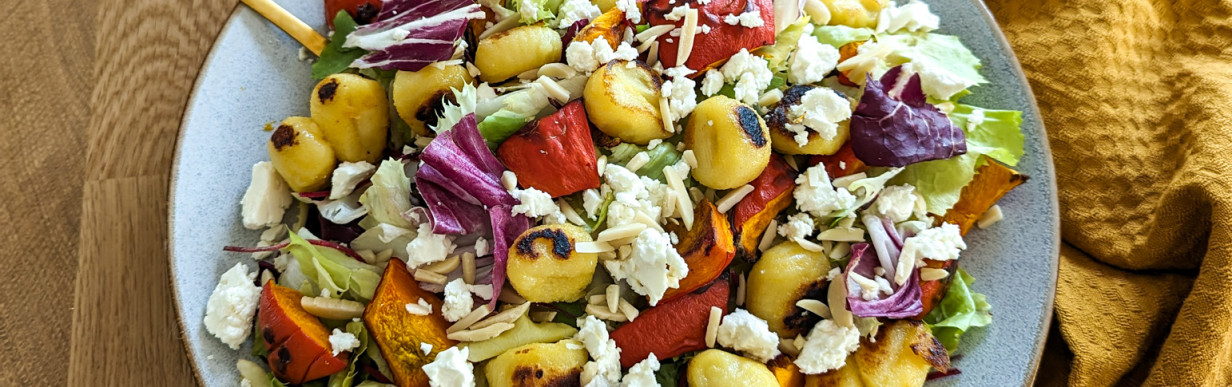 Knackiger Salat mit Gnocchi, Ofenkürbis und Feta