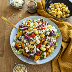 Foto - Knackiger Salat mit Gnocchi, Ofenkürbis und Feta - 