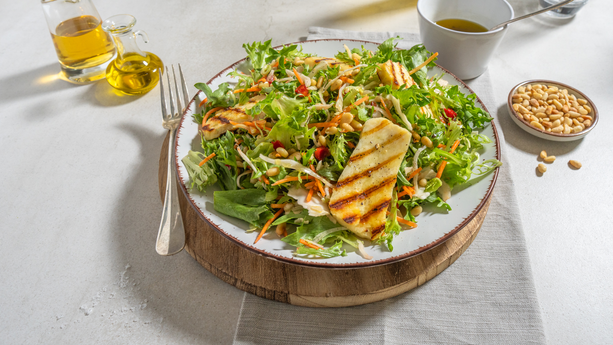 Einfacher BBQ Salat mit gegrilltem Halloumi